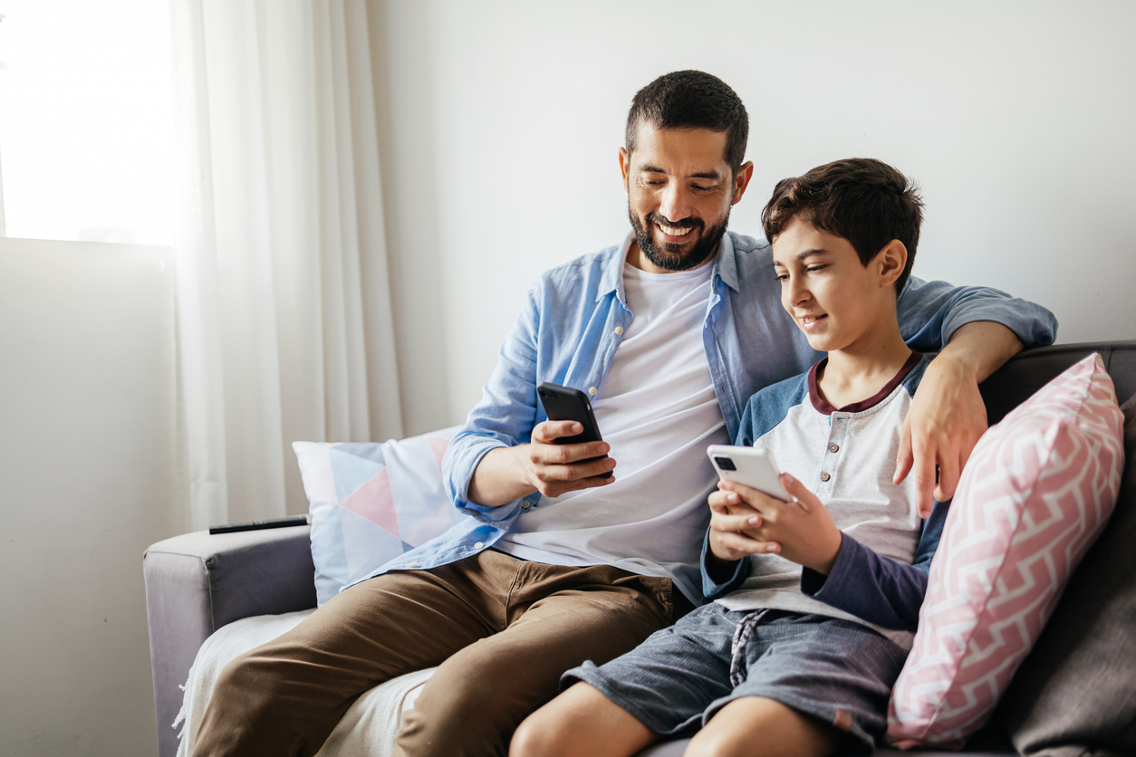 tablet phone screen time social media technology alpha generation internet safety online parenting rules peace at home parenting